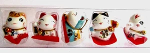 5 lindos gatos de la suerte japoneses pequeños Maneki Neko, cerámica, campana, buena fortuna, nuevos en caja - Imagen 1 de 6