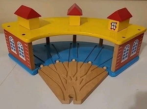 Roundhouse 5  Engine Shed and Switch Track Adapter Brio and Thomas Compatible - Picture 1 of 4