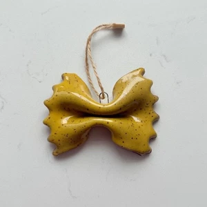 Hecho a mano Cerámica Farfalle Pajarita Pasta Árbol de Navidad Adorno - Amarillo - Nuevo sin etiquetas - Imagen 1 de 9