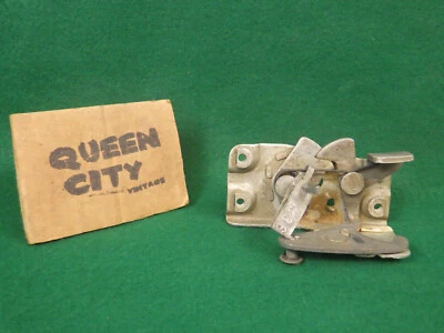 Conjunto de pestillo de cerradura de puerta para camioneta Chevrolet 1952 1953 1954 1955 diestro GM 3698814 nuevo de lote Foto 1 de 4