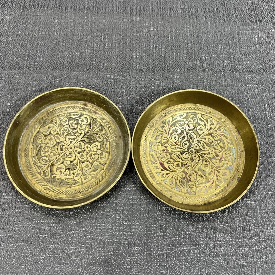 De Colección India Latón Sólido Pequeño Pin Plato Plato Posavasos Lote De 2 Motivos Borde Superior Foto 1 de 4