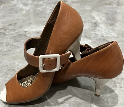 Kenneth Cole Reaction Mary Jane Peep Toe 3’ Tacón Marrón con Correa Blanca Talla 7 Foto 1 de 4