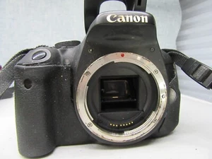 CUERPO DE CÁMARA DIGITAL SLR CANON EOS 600D 18,0 mega píxeles funcionando con correa cargador de batería - Imagen 1 de 3