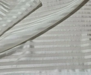 TELA DE POLIÉSTER FINA BLANCA A RAYAS BRILLANTES - SE VENDE POR METRO - Imagen 1 de 5