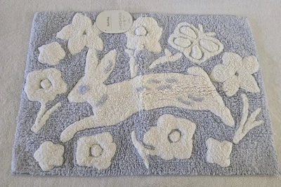 Alfombra de baño de algodón Threshold Bunny Rabbit azul y blanco, alfombra de baño con detalles de 17" x 24" Foto 1 de 4