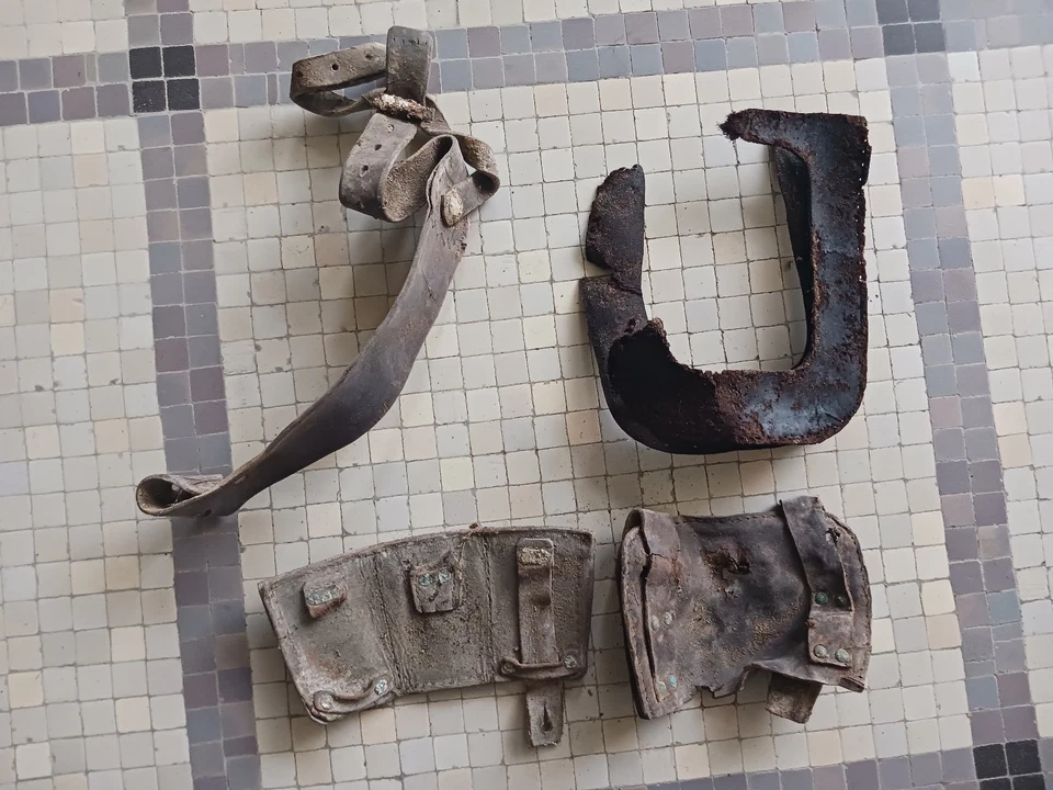 Lot cuir sac à dos, cartouchières, porte pelle du terrain - Photo 1/1