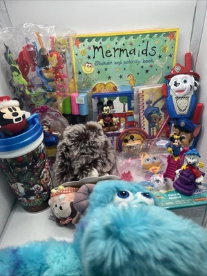 Lote de cajones de chatarra juguetes peluche Big Sully peluche Disney Hello Kitty brillo Foto 1 de 4