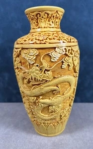 Jarrón ornamental estilo cinabrio amarillo tallado dragón chino vintage 9" de alto - Imagen 1 de 6