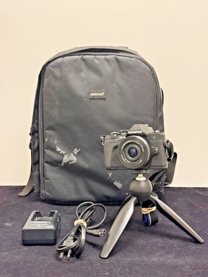 Цифровая зеркальная камера Olympus OM-D E-M10 Mark III с объективом 14-42 мм 1:3,5-5,6 - черная - Изображение 1 из 4