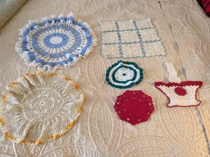 Konvolut/6- schöne gehäkelte Vintage Handarbeit rot, blau, orange Deckchen  - Bild 1 von 13