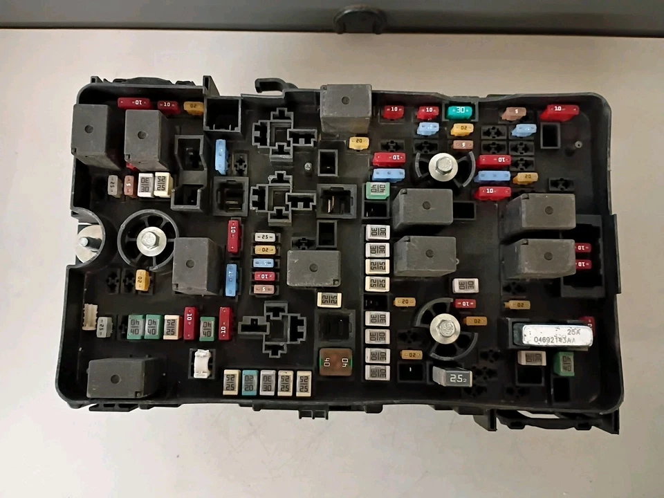 2017-2021 Chrysler Pacifica / Voyager centro de distribuição de energia / caixa de fusíveis original de fábrica - Imagem 1 de 4