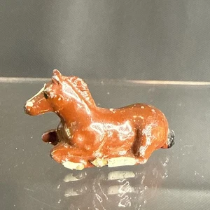 Vintage Britains Metall liegendes Fohlen Pferd Miniatur braun weiß schwarz - Bild 1 von 6