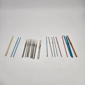 Vintage Crochet Hooks Lot of 26 Metal & Plastic Boye Susan Bates Many Sizes - Picture 1 of 5