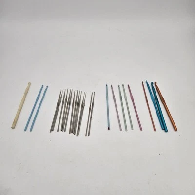 Vintage Crochet Hooks Lot of 26 Metal & Plastic Boye Susan Bates Many Sizes - Image 1 of 4