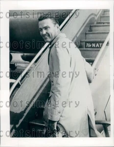 1963 TV Pioneer Sports Broadcaster Bud Palmer Boards Plane Press Photo - Picture 1 of 2