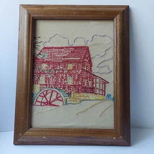 Vintage Kreuzstich rote Mühle mit Wasserrad bestickt Holzrahmen 12x15 Zoll - Bild 1 von 12