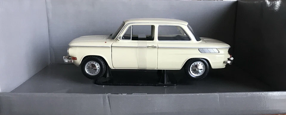 Prinz-Nsü 1000C Scala 1/18 Revell RARO Colore Bianco Nuovo Mai Esposto-Perfetto - Immagine 1 di 4