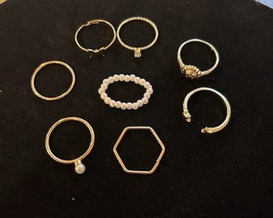 8-teiliges Set modischer Ringe - Größe 7 - goldfarben & Perlenakzente - zierlich - Bild 1 von 6