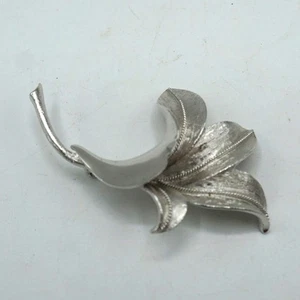 Broche prendedor Coro Pegaso flor de lirio tono plata - Imagen 1 de 6