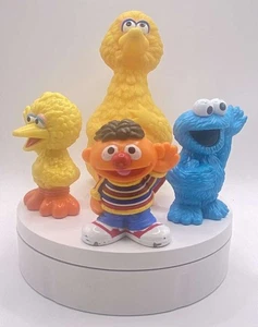 2010 - 4 Hasbro Sesamstraße Figuren Spielzeug - 2 Big Birds/Cookie Monster & Ernie  - Bild 1 von 17
