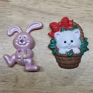 2 Vintage Riegel Rückseite Anstecknadeln Punze Holiday Kitty und Russ Osterhase - Bild 1 von 9