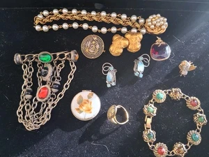 Markenlos Vintage Konvolut Broschen Anstecknadeln. Ring, Medaillon, Ohrringe und Armband - Bild 1 von 20