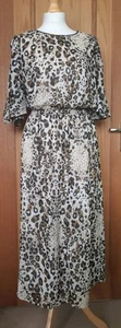 Stylish and Practical Summer Dress Size 16 - Picture 1 of 11
