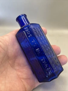 SUPERB COFFIN SHAPED VICTORIAN POISON BOTTLE EMBOSSED NOT TO BE TAKEN AEGIS 2 - Foto 1 di 6