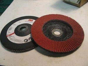 NEU 2 STCK. 3M 747D T27 SCHLEIFKLAPPENSCHEIBEN 7""x7/8"" 8600rpm 36X P4315 - Bild 1 von 5