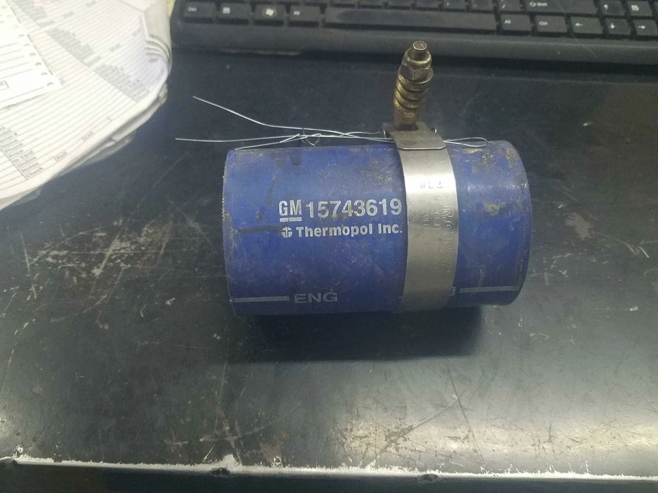 CONECTOR CONDUCTO INTERCOOLER-SALIDA CHEVY SILVERADO 2500 CHEVROLET 01 02 03 04 05 Foto 1 de 1