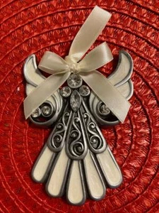 ENTZÜCKENDES ENGEL ORNAMENT: ELFENBEIN INTARSIEN DESIGN, STRASSSTEINE, ELFENBEIN SATINBAND - Bild 1 von 2