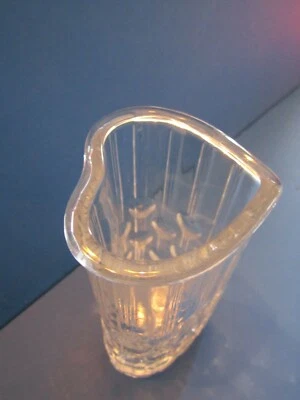 JARRÓN DE VIDRIO CRISTALINO ACANALADO EN FORMA DE CORAZÓN EXCLUSIVO AVON FOSTORIA VINTAGE '85 Foto 1 de 4