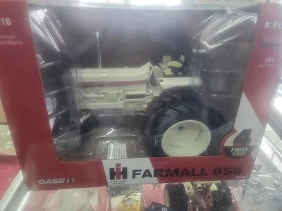 Трактор ERTL 1:16 IH Farmall белый 856, 4-й в Outback Toys Power Series 44467 - Изображение 1 из 4
