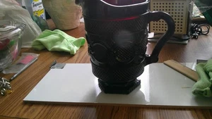 Vintage Avon 1876 Cape Cod Collection Rubinrot Fuß 46 Unzen Glas Wasserkrug - Bild 1 von 11