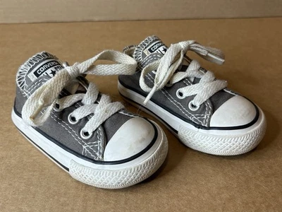 Zapatos Converse All Star de lona para niños pequeños talla 4 grises bajos usados Foto 1 de 4