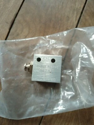 ARO M251HS Manual Air Control Valve,3-Way,1/8in NPT - Image 1 of 4