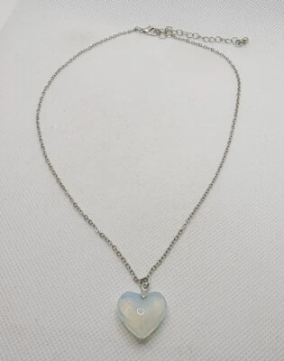 Collar de cadena colgante en forma de corazón de opalita tono plata  Foto 1 de 4