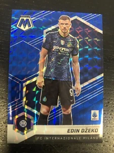 CARD MOSAIC SERIE A PANINI 2021/22 INTER DZEKO n 134 BLU PARALLELA 11/99 NEW - Bild 1 von 2