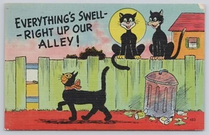 Postal de cómic Everything's Swell Right Up Our Alley gatos negros sentados en la cerca - Imagen 1 de 2