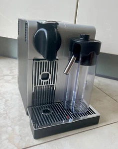 DeLonghi EN750.MB Lattissima Pro NESPRESSO-Kapselmaschine silber Kaffeemaschine - Bild 1 von 14