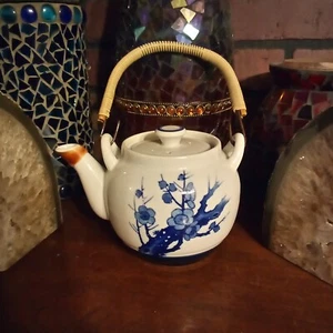 Tetera de cerámica Japón 5" azul y blanco flores de cerezo 2 tazas? Vintage - Imagen 1 de 12