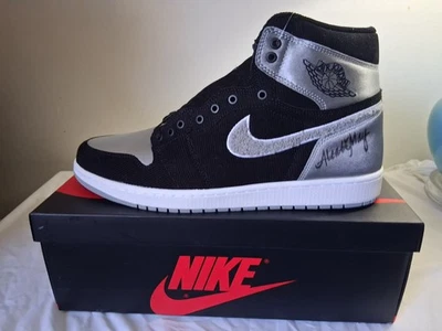 Aleali May x Jordan 1 Retro Alto OG 'Satin Shadow' (Autografiado) Para hombres 14 EE. UU. Foto 1 de 4