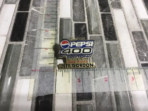 PIN INSIGNIA JEFF GORDON NASCAR PEPSI 400 REACE WONNER 1998 MICHICANO  - Imagen 1 de 4