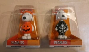 Menge 2 Peanuts 2017 Snoopy Solar Bobbler Wackelkopf Skelett & Kürbis Outfit - Bild 1 von 15