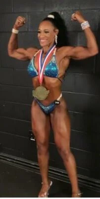 Nuevo traje de bikini de competición física figura azul turquesa posando NPC posando Foto 1 de 4