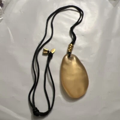 "Collar colgante The Limited Lrg color ámbar mate satinado tono dorado 36"" cordón negro" Foto 1 de 4