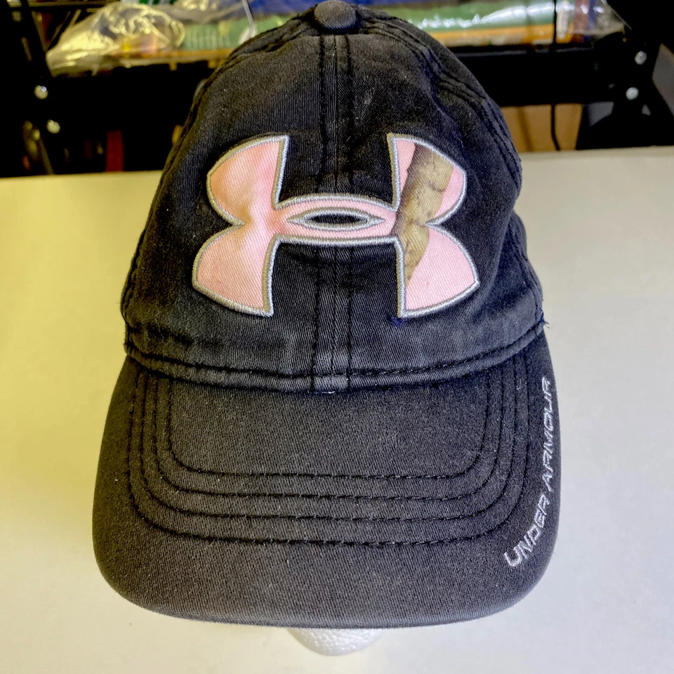 Gorra Under Armour para mujer negra con logotipo de camuflaje rosa, talla única gorra snapback usada Foto 1 de 4