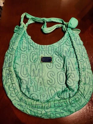 Bolso de tela de nailon Marc by Marc Jacobs verde turquesa con logotipo  Foto 1 de 4