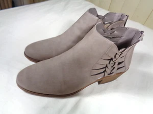 Vince Camuto ~ Womens shoes gray Leather rear Zip Up Ankle Boots Size 9M - Picture 1 of 19
