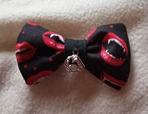 Halloween/Goth/Emo Pferdeschwanz Fliege oder Hundefliege/Fliege. Du entscheidest! Gr. L. Neu. - Bild 1 von 3